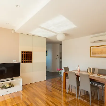 Penthouse Felicita Apartman *